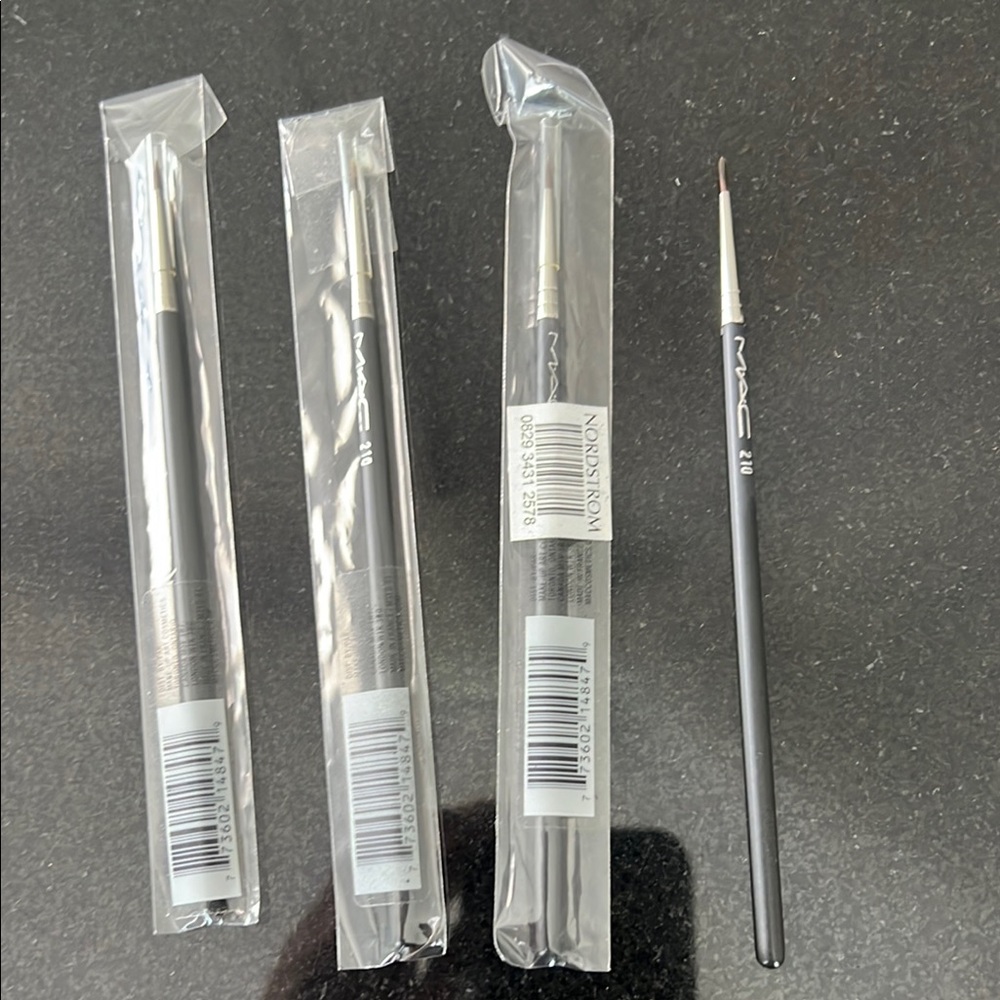 MAC Eyeliner Brush  210 Lot of 4 M29
